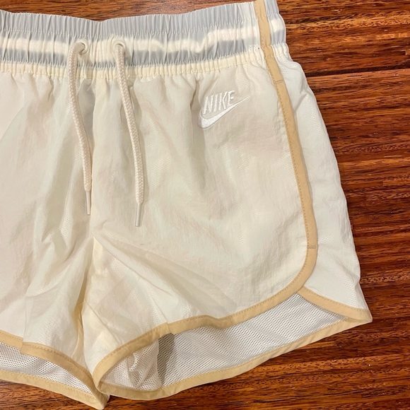 Nike shorts with mesh liner size xs EUC - Picture 2 of 4